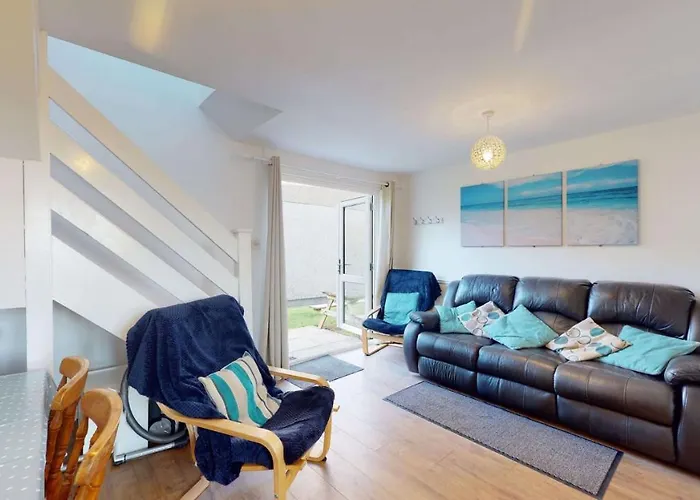 82 Strawberry Hill, Tolroy Manor